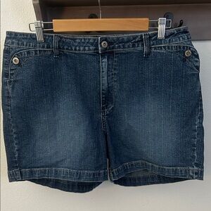 Zena Denim Blue Women's Shorts button front and back pockets size 16